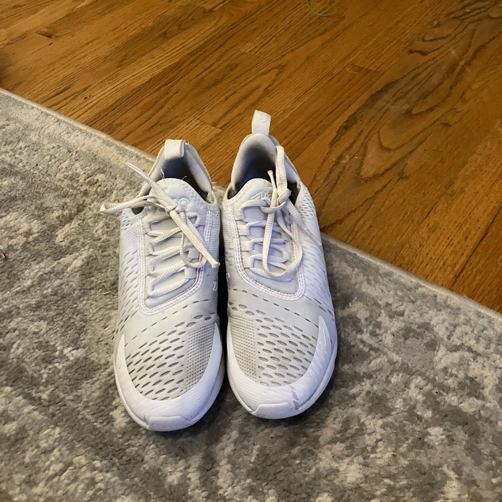Big kids white nike 270 air sneakers size5.5